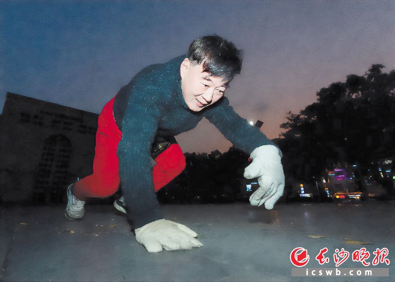 爬行” 专家表示并非所有人群都适合这样的锻炼方式新利体育最新版app长沙一老人2
