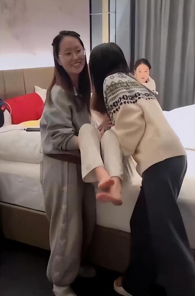 痛苦手部功能衰退后援会要求解约新利娱乐赵露思复健曝光：吞咽(图2)