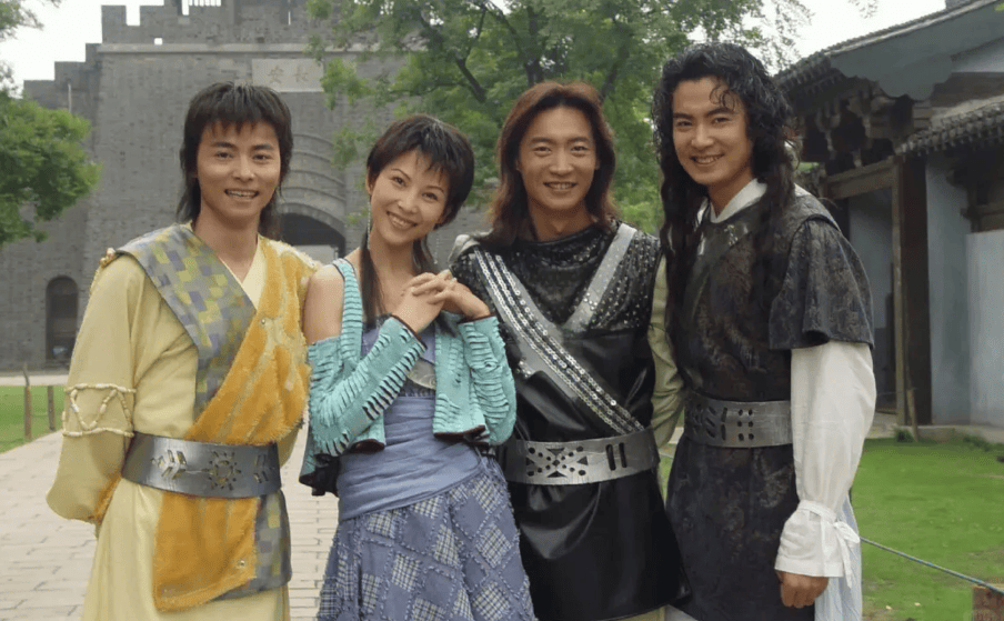 ：武侠剧男主的禁欲系美学天花板《水月洞天》童氏兄弟穿搭出圈(图2)